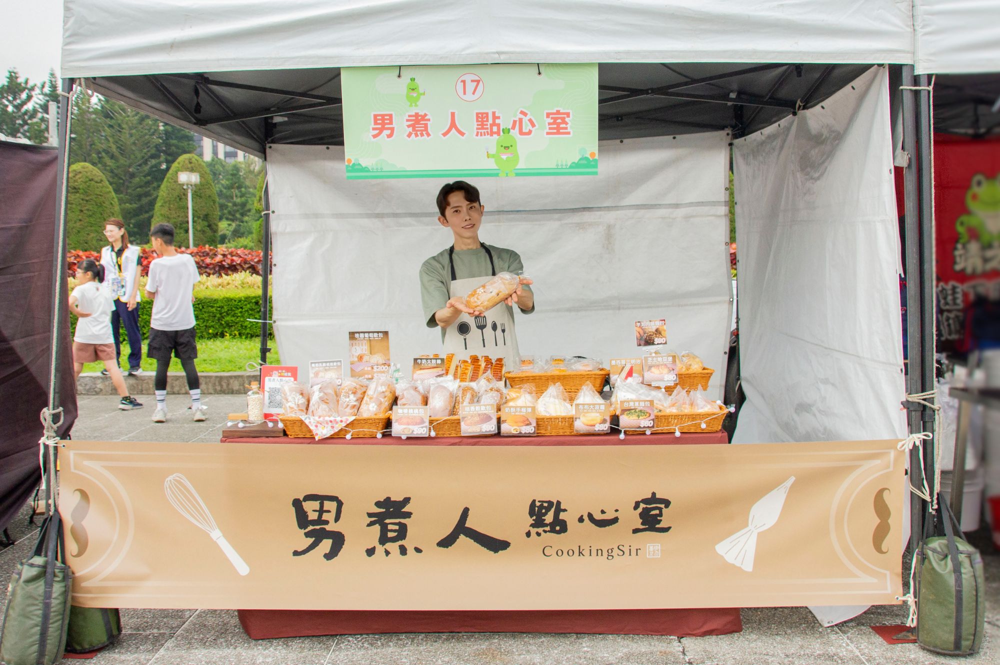 凱鈞老師親自現身男煮人點心室市集攤位,推薦 2026 成長跳躍健康接力同樂嘉年華限定美食,實踐 GCMA 健康倡議理念