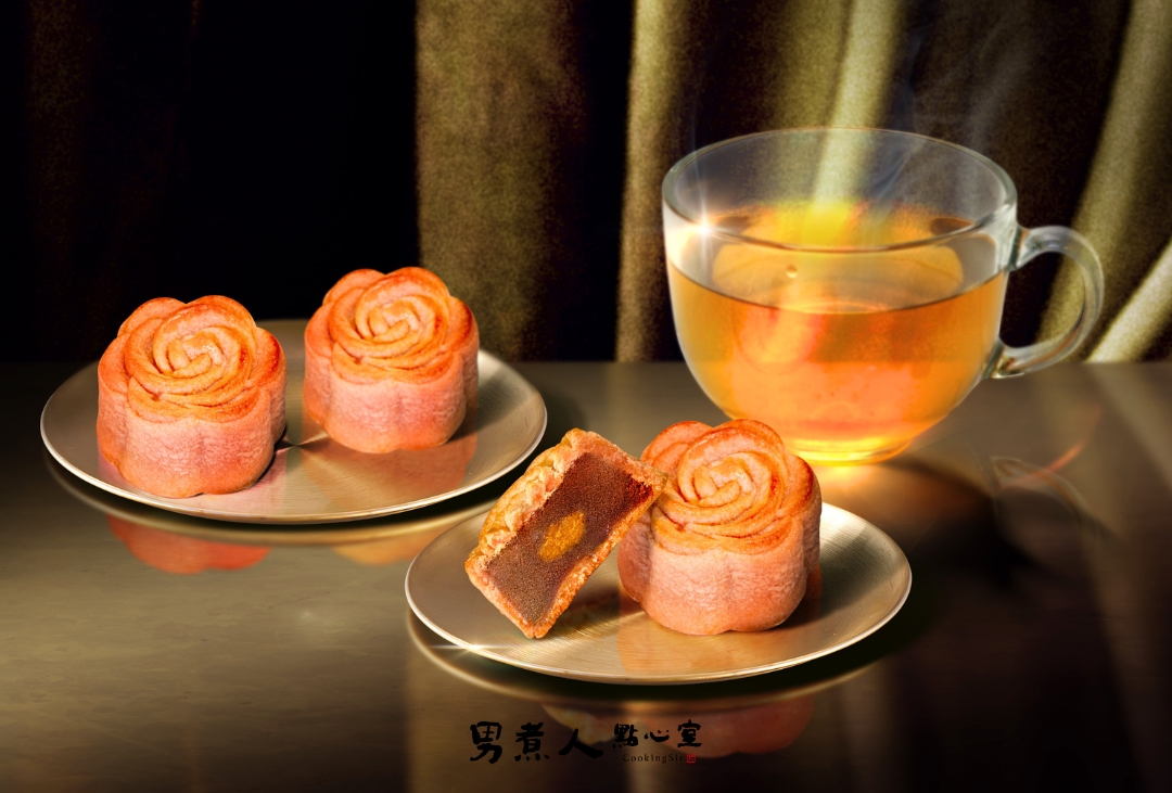 中秋推薦全新人氣月餅南瓜茶花餅,內含豐富的金黃南瓜內餡與鹹香金沙蛋黃。